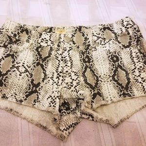 NWT. Seven7 Snakeskin Shorts. (29) 32" Waist